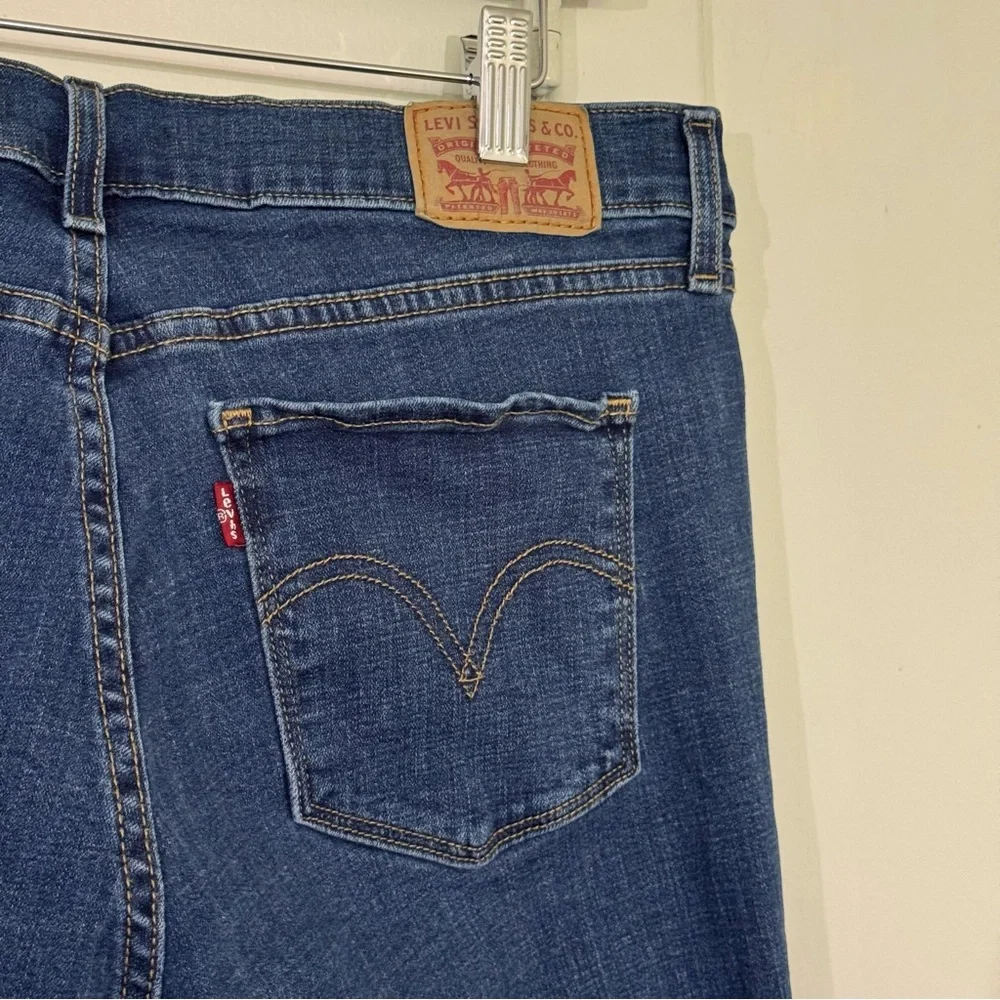 Levi’s Classic Bootcut Denim Jeans Women’s Size 12 Classic Relaxed Fit Western - Picture 7 of 9